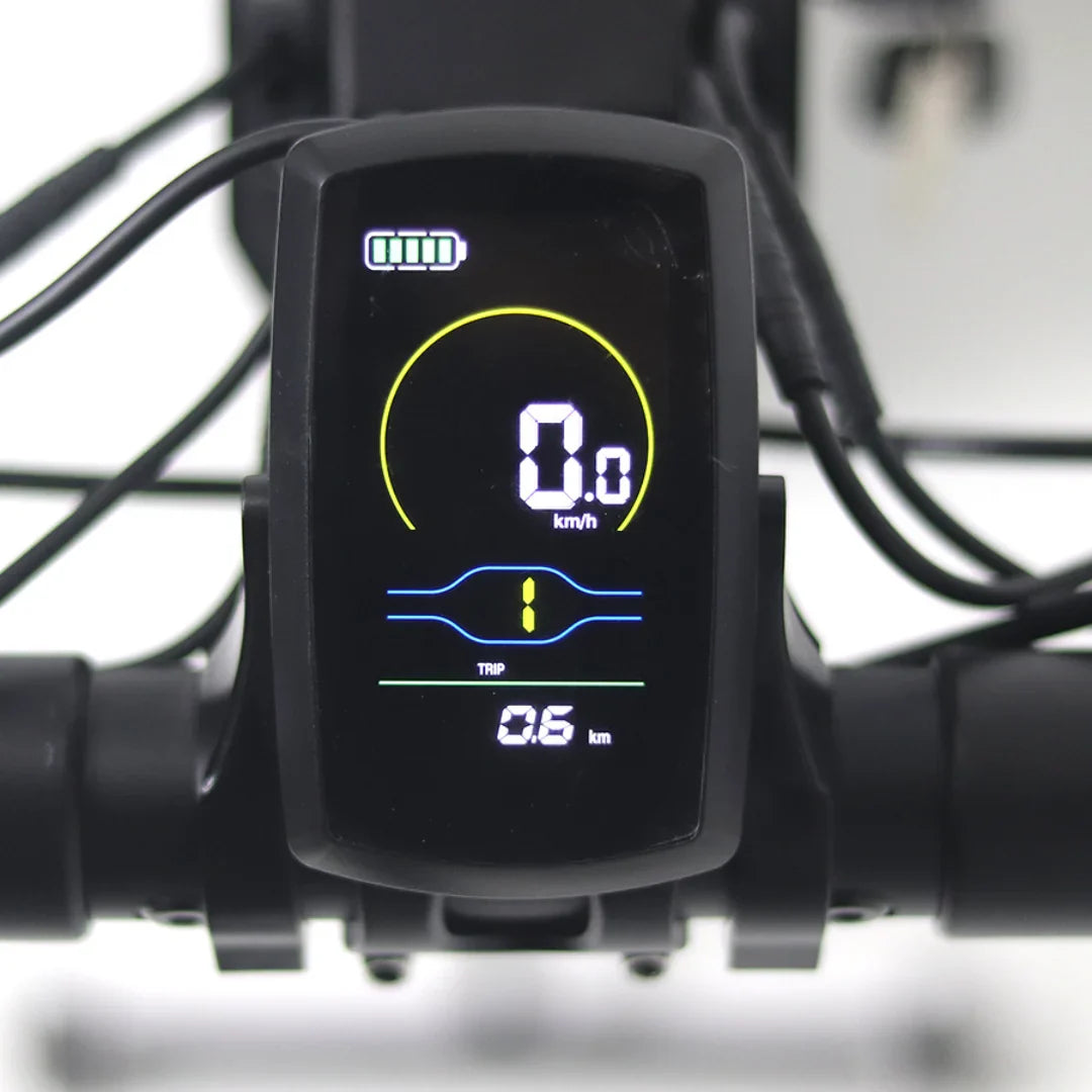 Izdelek je električni skiro, model Mijo MT01. Na sliki je prikazan digitalni zaslon, ki prikazuje hitrost (0 km/h), skupno razdaljo (0,6 km) ter število potovanj (1). Zaslon je zasnovan v črni barvi z barvnimi indikatorji, kar omogoča enostavno branje podatkov med vožnjo.