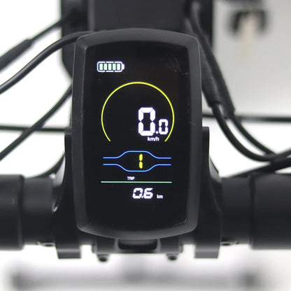 Izdelek je električni skiro, model Mijo MT01. Na sliki je prikazan digitalni zaslon, ki prikazuje hitrost (0 km/h), skupno razdaljo (0,6 km) ter število potovanj (1). Zaslon je zasnovan v črni barvi z barvnimi indikatorji, kar omogoča enostavno branje podatkov med vožnjo.