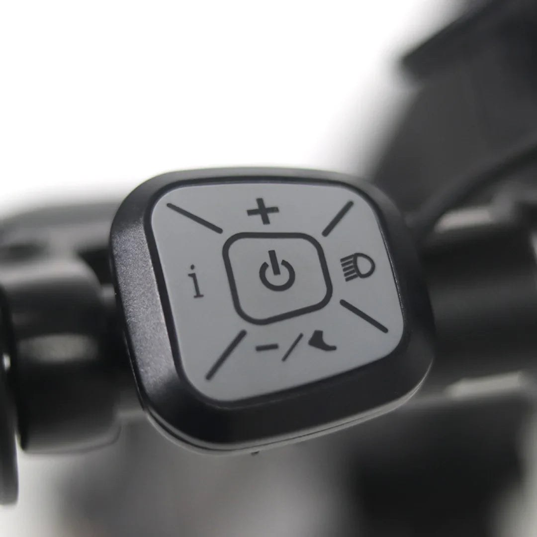 Na sliki je prikazan del električnega skiroja, model Mijo MT01. Vidna je kontrolna enota s tremi gumbi, ki vključujejo gumb za vklop, gumb za povečanje in zmanjšanje hitrosti ter gumb za luči. Kontrolna enota je zasnovana za enostavno upravljanje funkcij skiroja.