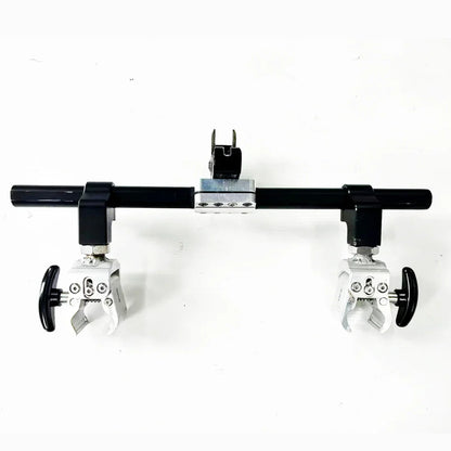 Izdelek na sliki je električni priklop, specifično model Mijo MT01. Gre za komponento, ki se uporablja za povezovanje različnih delov električnih skirojev ali koles. Na sliki je prikazan priklop z aluminijastimi in črnimi plastičnimi deli, ki vključujejo ročice za enostavno namestitev in prilagoditev. Izdelek je zasnovan za trdno in varno povezavo.