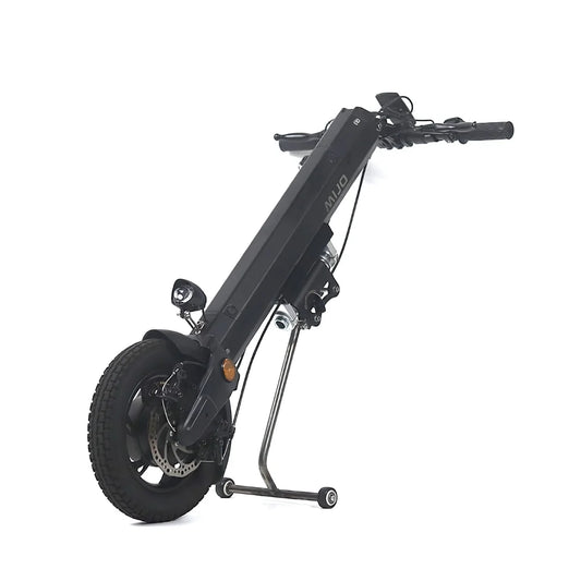 Izdelek na sliki je električni skiro znamke Mijo, model MT01. Na sliki je prikazan skiro v pokončnem položaju, z vidno sprednjo kolo, zavorami in lučmi. Ima kompakten in minimalističen dizajn, kar omogoča enostavno shranjevanje in prenašanje.