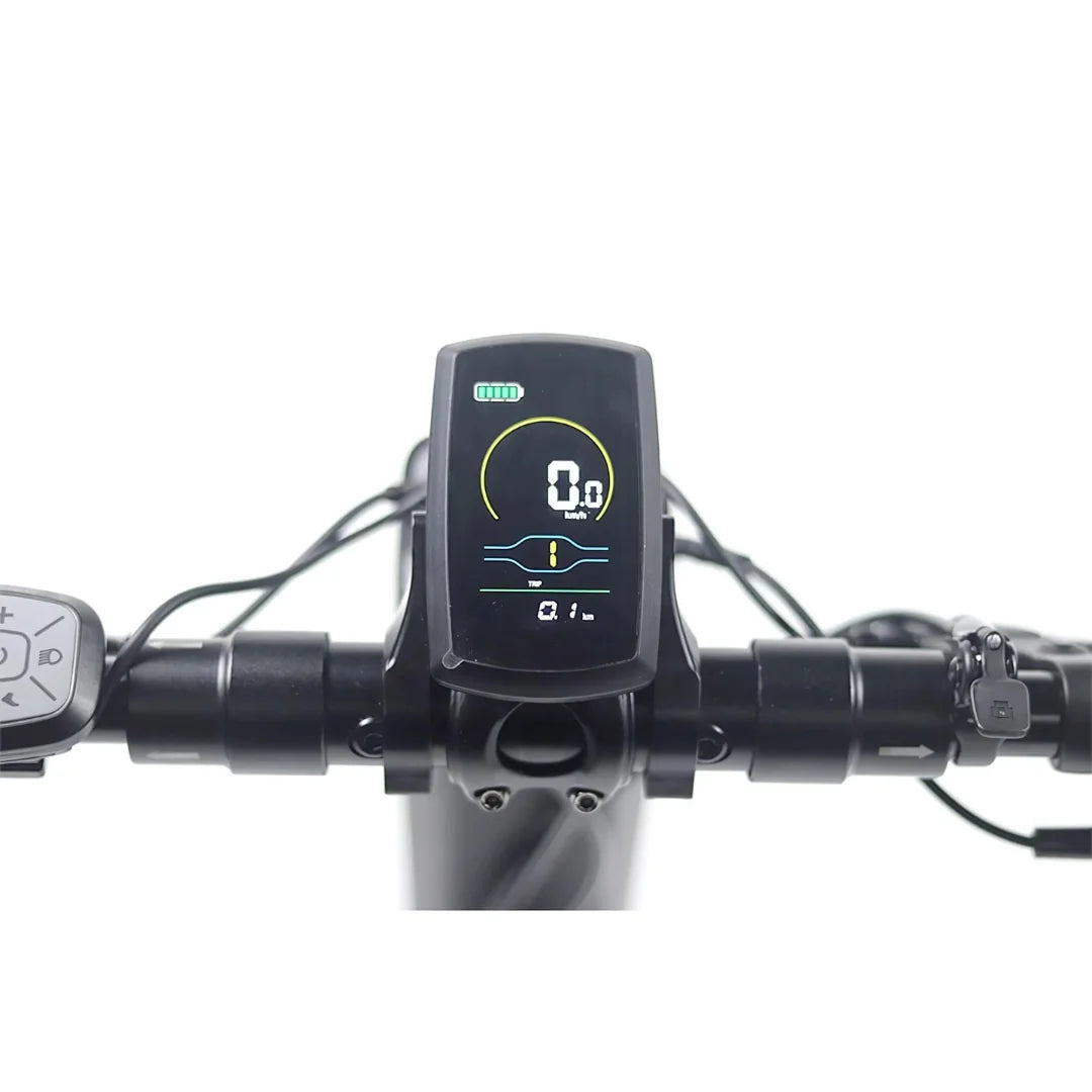 Izdelek je električni skiro, znamke Mijo, model MT01. Na sliki je prikazan nadzorni panel, ki vključuje digitalni zaslon z informacijami o hitrosti, razdalji in nivoju baterije. Vidni so tudi ročaji in del krmila, kar nakazuje na ergonomsko zasnovo za udobno vožnjo.