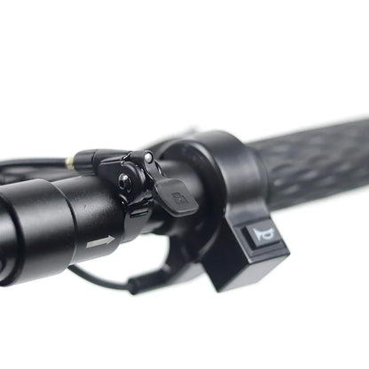 Izdelek je električni skiro, model Mijo MT01. Na sliki je prikazan del krmila, kjer so vidni ročaji za upravljanje ter gumbi za nadzor funkcij skiroja. Barva je pretežno črna, material pa daje občutek trdnosti in vzdržljivosti.