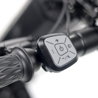 Izdelek je električni skiro, model Mijo MT01. Na sliki je prikazan del krmila, kjer so vidni gumbi za upravljanje, vključno s stikalom za vklop in nastavitvijo hitrosti. Gumbi so oblikovani za enostavno uporabo med vožnjo.