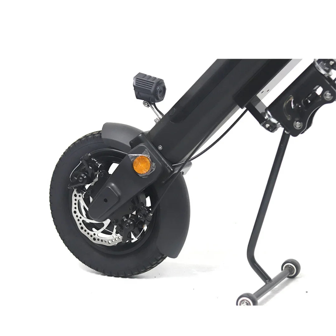 Izdelek na sliki je električni skiro, model Mijo MT01. Na sliki je vidna sprednja kolesna enota z disk zavornim sistemom, zaščitnim blatnikom in reflektorjem. Kolo je opremljeno z robustnim gumijastim plaščem, kar omogoča boljšo stabilnost in oprijem. Vidna je tudi podpora, ki omogoča stabilno parkiranje skiroja.