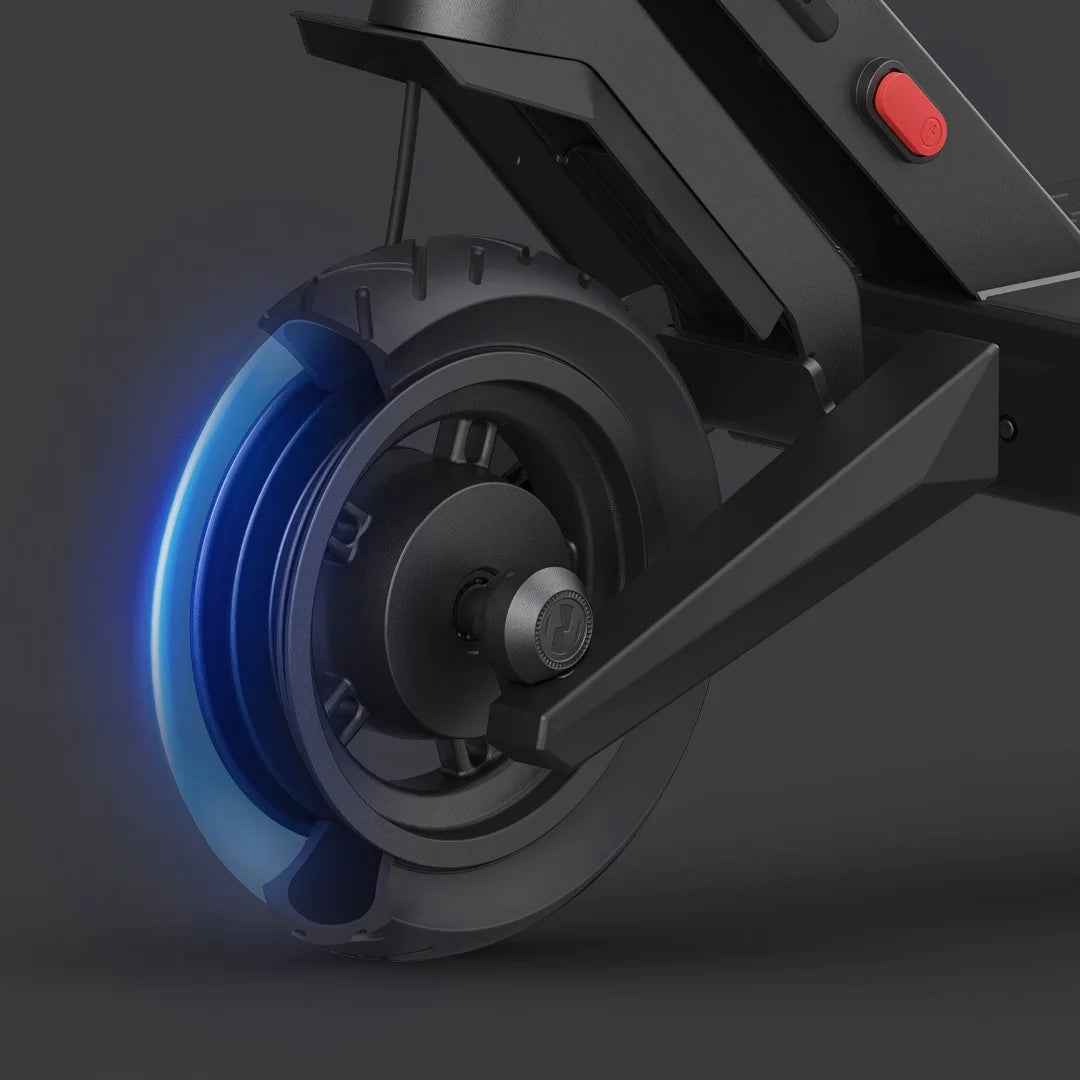 Posnetek od blizu osvetljenega kolesa in elegantnega dizajna električnega skiroja Navee S40.