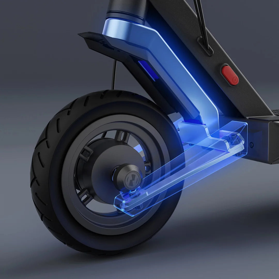 Od blizu kolo električnega skiroja Navee S40 in elegantna modra osvetlitev.