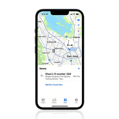 Pametni telefon prikazuje zemljevid z lokacijo električnega skiroja Navee S60 v San Joseju.