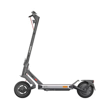 Stranski pogled električnega skiroja Navee S60, ki prikazuje njegovo elegantno obliko in robusten okvir.