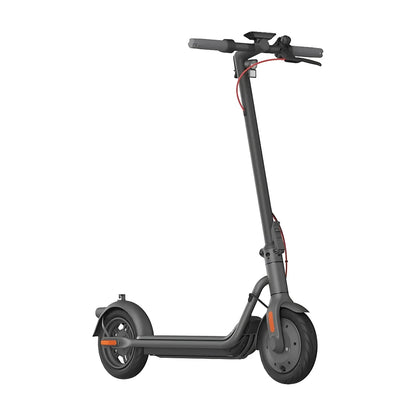 Eleganten, siv električni skiro Navee V25i Pro z minimalističnim dizajnom.