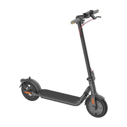 Eleganten, siv električni skiro Navee V25i Pro z minimalističnim dizajnom.
