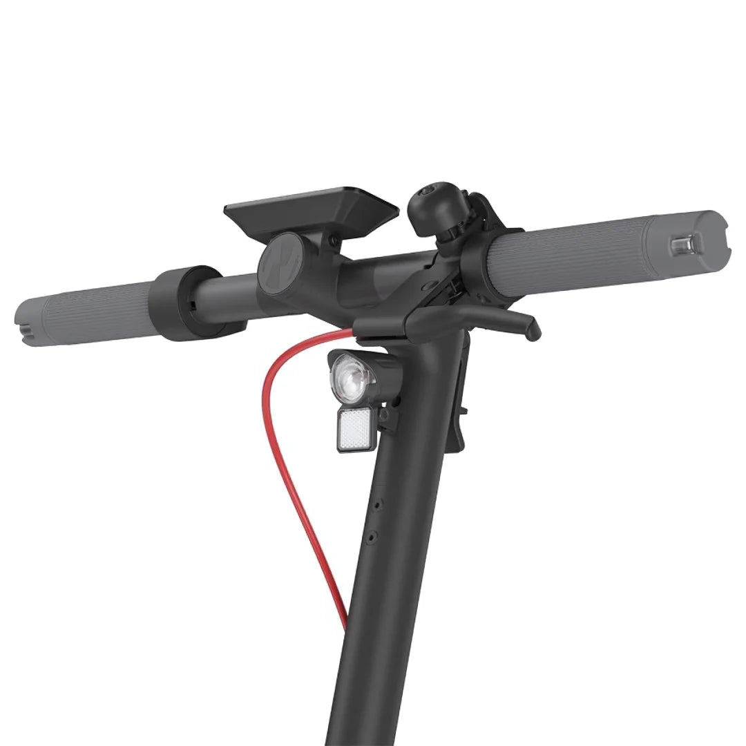 Od blizu posneto krmilo in upravljalni elementi električnega skiroja Navee V25i Pro.