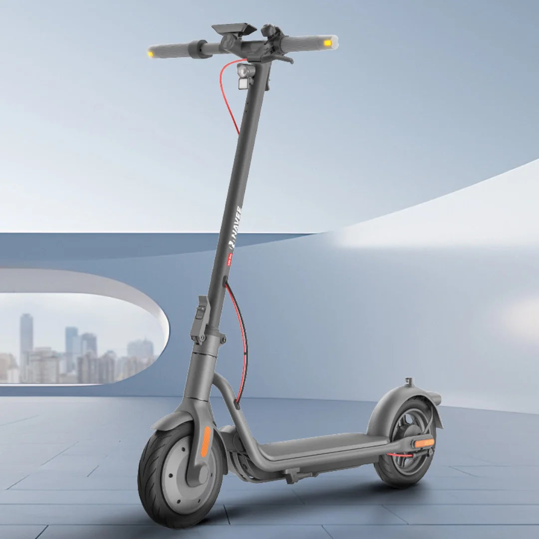 Eleganten električni skiro Navee V25i Pro stoji v modernem, svetlem prostoru.