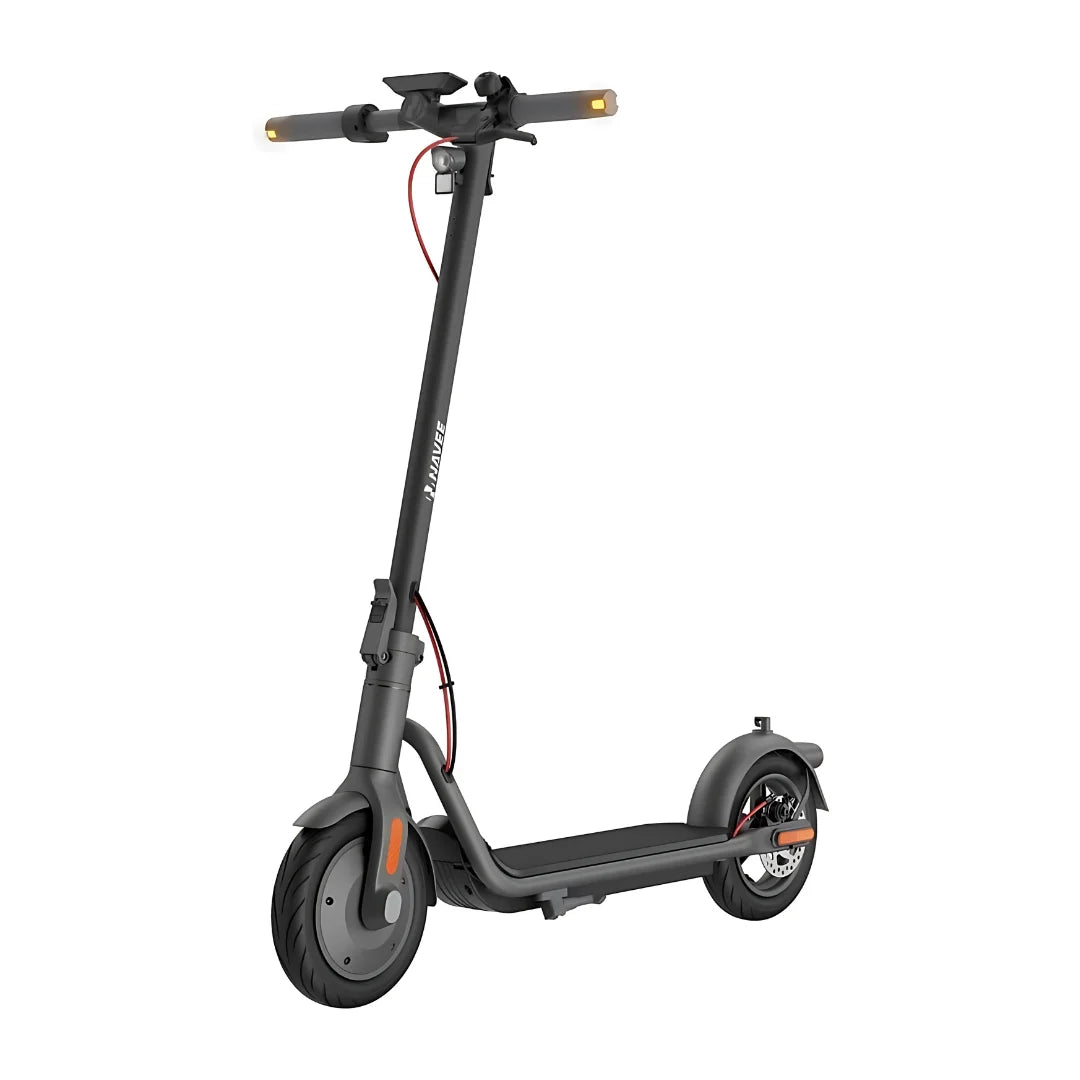 Električni skiro Navee V40i Pro z elegantno obliko, ki se ponaša s črnim okvirjem in robustnimi kolesi.