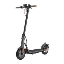 Električni skiro Navee V40i Pro z elegantno obliko, ki se ponaša s črnim okvirjem in robustnimi kolesi.