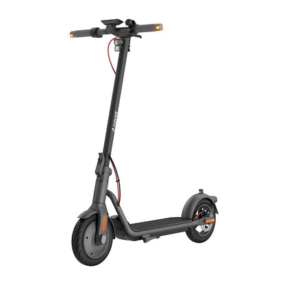 Električni skiro Navee V40i Pro z elegantno obliko, ki se ponaša s črnim okvirjem in robustnimi kolesi.