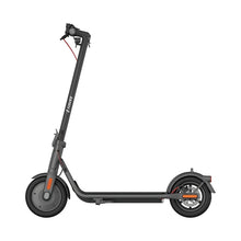Stranski pogled električnega skiroja Navee V40i Pro, ki prikazuje njegovo elegantno obliko in lastnosti.