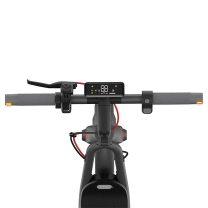 Od blizu prikazano krmilo in zaslon električnega skiroja Navee V40i Pro.
