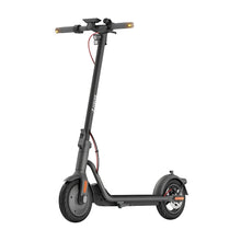 Električni skiro Navee V50i Pro, elegantna oblika s črnim okvirjem in velikimi kolesi.