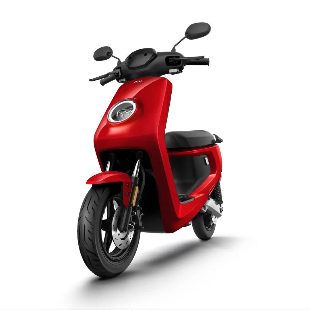 Rdeči električni skuter Niu Mqi Plus Sport z elegantnim dizajnom in modernimi funkcijami.