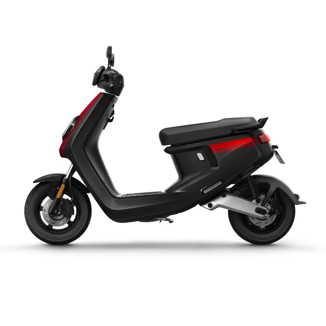 Stranski pogled električnega skuterja Niu Mqi Plus Sport v elegantni črno-rdeči izvedbi.