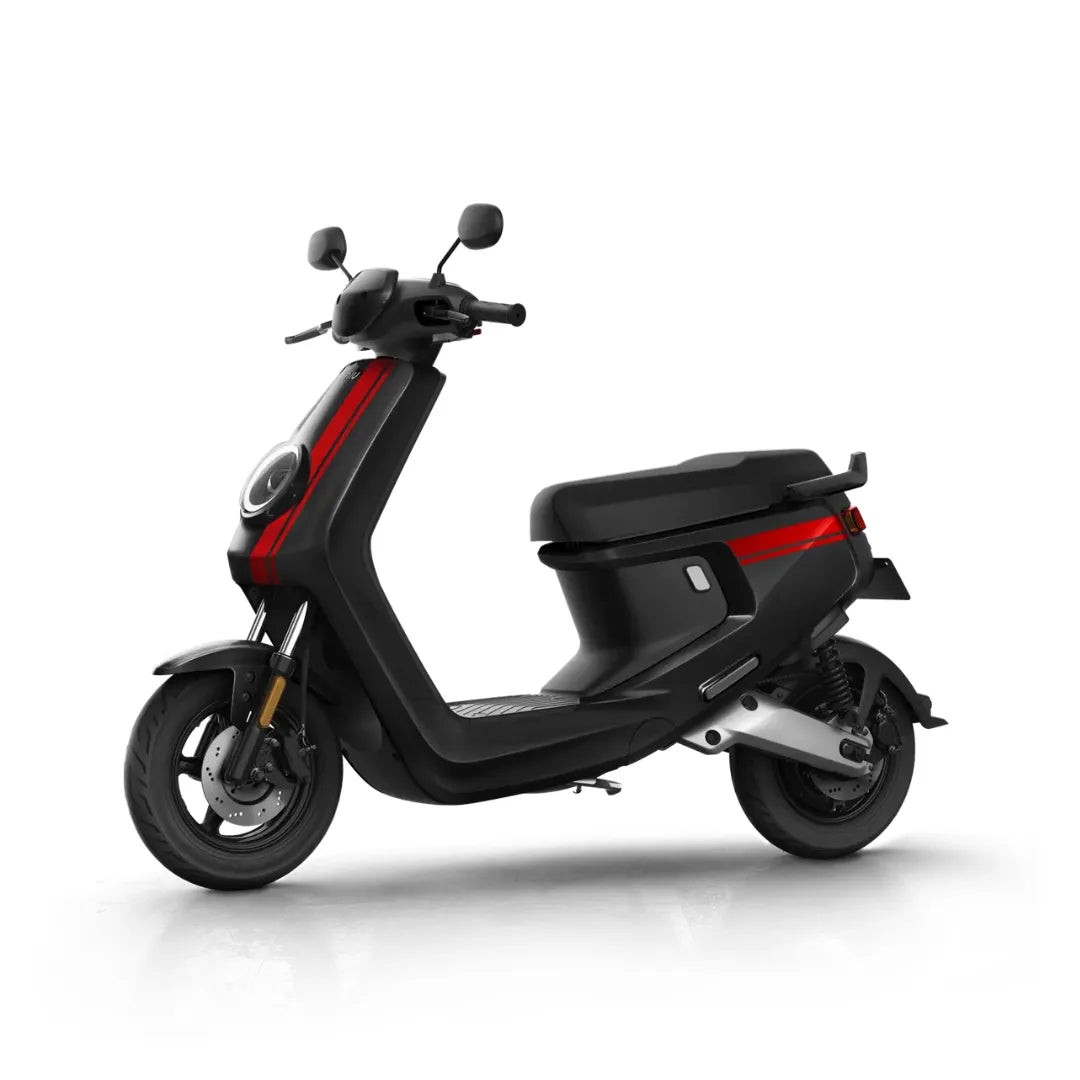Električni skuter Niu Mqi Plus Sport v elegantni črni barvi z rdečimi poudarki, ki prikazuje sodoben dizajn.