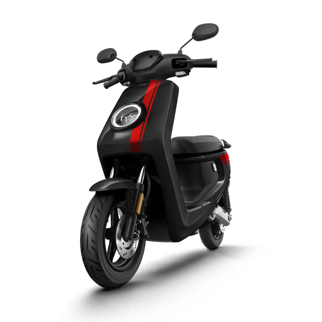 Električni skuter Niu Mqi Plus Sport v elegantni črni barvi z rdečimi poudarki, ki prikazuje sodoben dizajn.