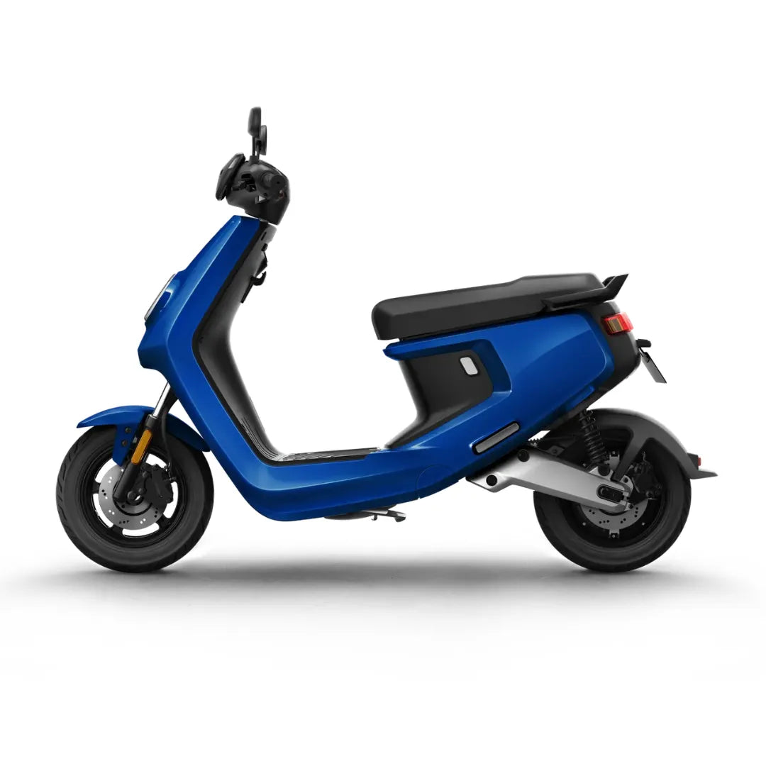 Električni skuter Niu Mqi Plus Sport v modri barvi, s elegantnim, modernim dizajnom.