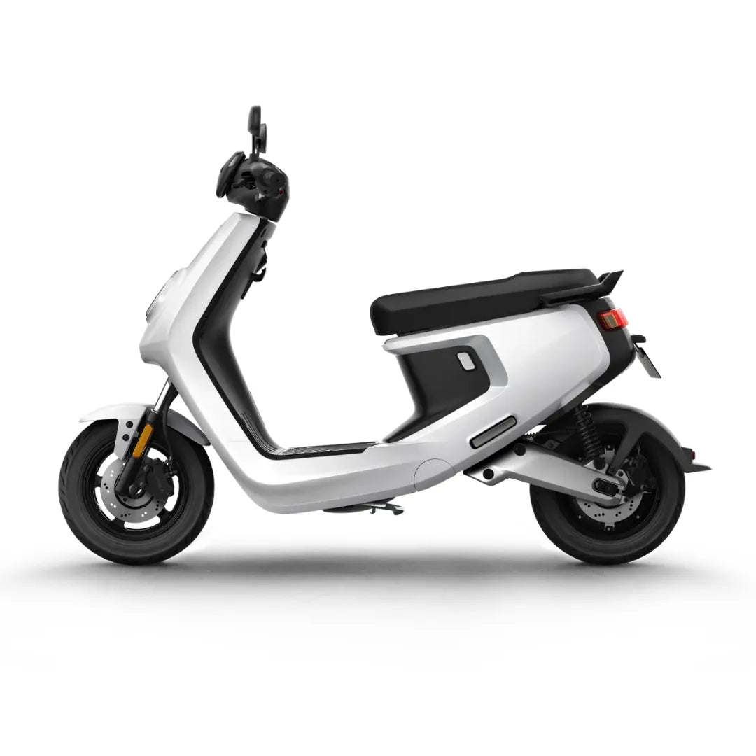 Alt-besedilo: Stranski pogled električnega skuterja Niu Mqi Plus Sport v elegantni beli obliki.