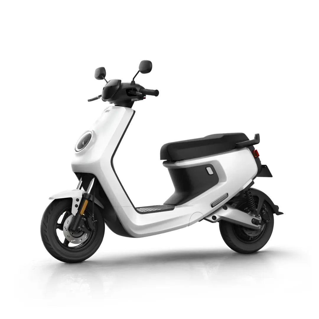 Električni skuter Niu Mqi Plus Sport v elegantni beli obliki, ki prikazuje moderne funkcije.