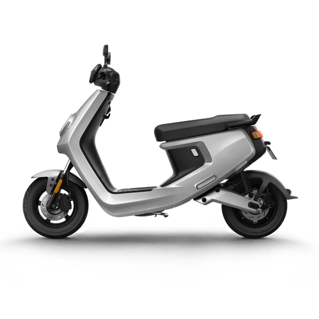 Stranski pogled električnega skuterja Niu Mqi Plus Sport v elegantni srebrni izvedbi.