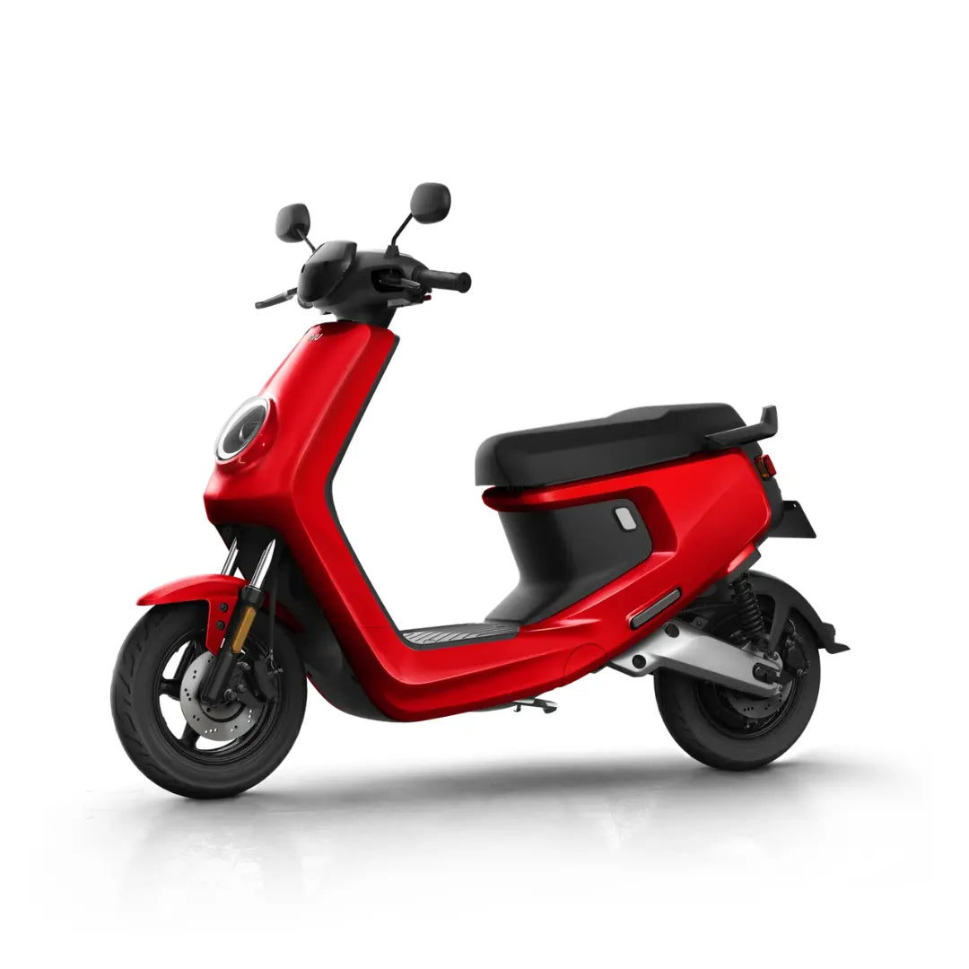 Električni skuter Niu Mqi Plus Sport v živahni rdeči barvi, ki prikazuje eleganten, sodoben dizajn.