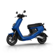 Modri električni skuter Niu Mqi Plus Sport, ki se ponaša z elegantnim dizajnom in modernimi funkcijami.