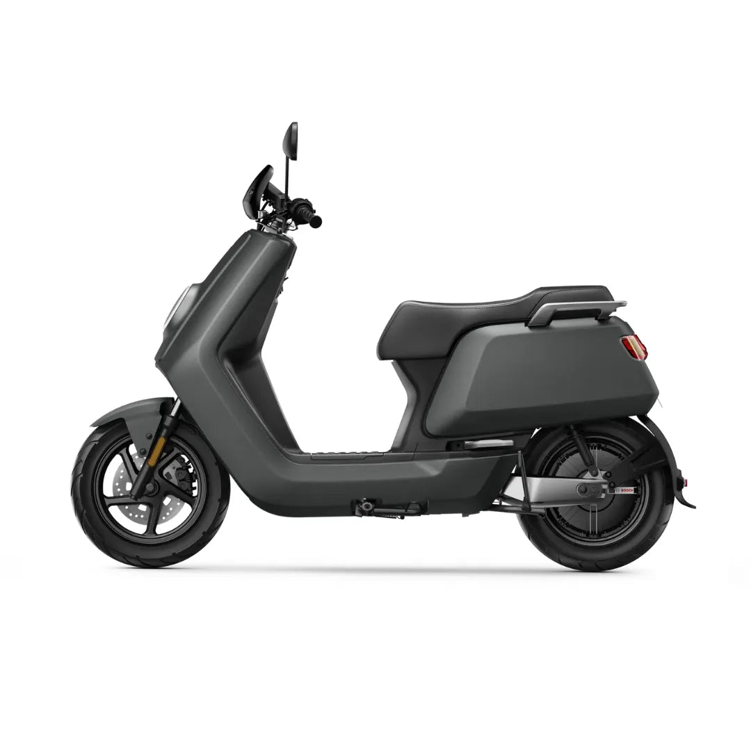 Stranski pogled električnega skuterja Niu Nqi v elegantni, moderni obliki in umirjeni zeleni barvi.