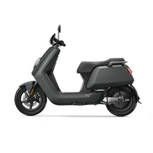 Stranski pogled električnega skuterja Niu Nqi v elegantni, moderni obliki in umirjeni zeleni barvi.