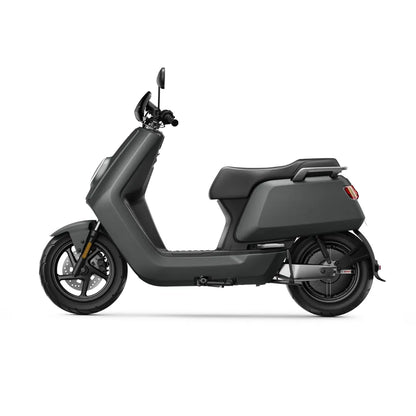 Stranski pogled električnega skuterja Niu Nqi v elegantni, moderni obliki in umirjeni zeleni barvi.