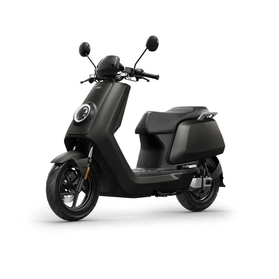 Električni skuter Niu Nqi v elegantni zeleni izvedbi, ki se ponaša z modernim, minimalističnim slogom.