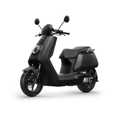 Električni skuter Niu Nqi v elegantni zeleni izvedbi, ki se ponaša z modernim, minimalističnim slogom.