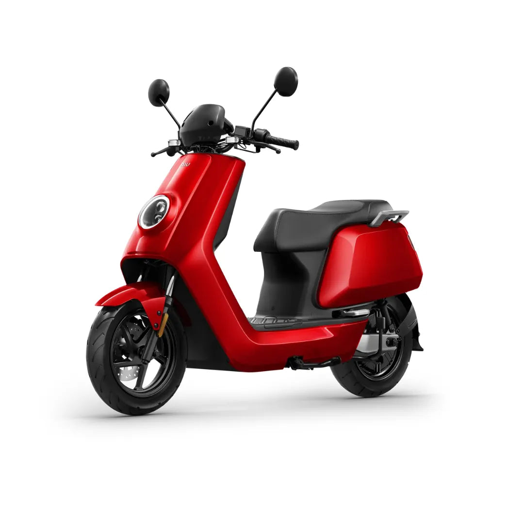 Eleganten rdeči električni skuter Niu Nqi z moderno obliko in udobnim sedežem.
