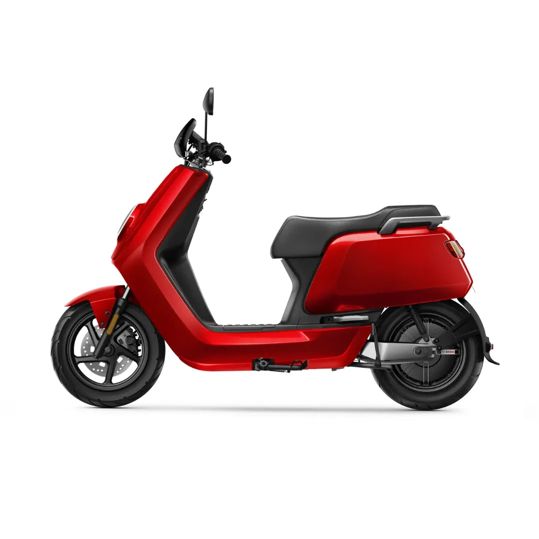 Eleganten rdeči električni skuter Niu Nqi parkiran, ki prikazuje svojo moderno obliko in kompaktno zasnovo.