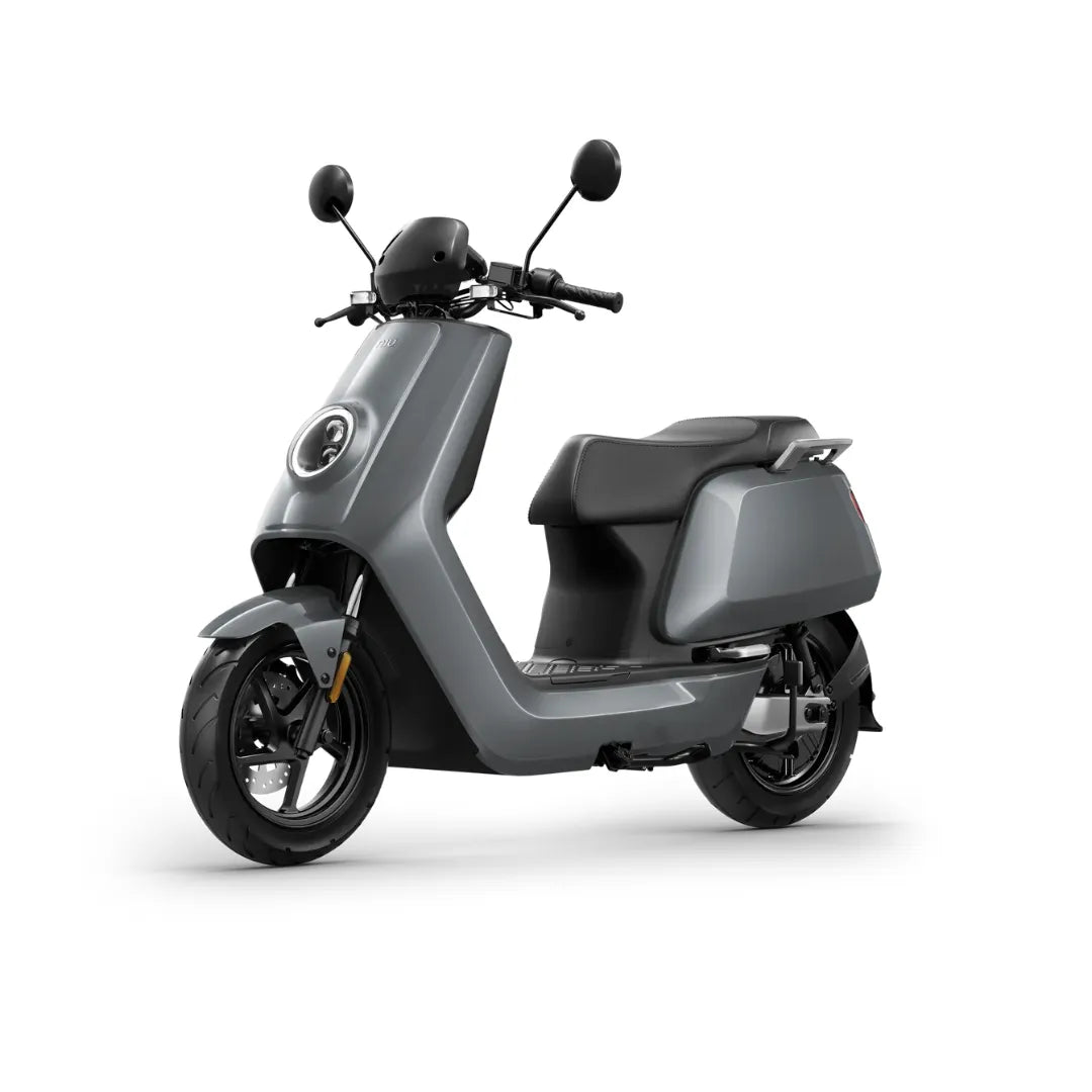 Električni skuter Niu Nqi v elegantni sivi obliki, ki se ponaša z modernim, minimalističnim slogom.