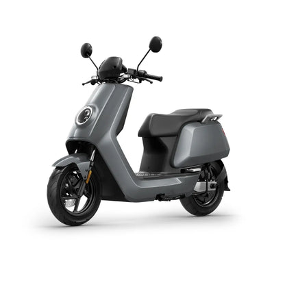 Električni skuter Niu Nqi v elegantni sivi obliki, ki se ponaša z modernim, minimalističnim slogom.