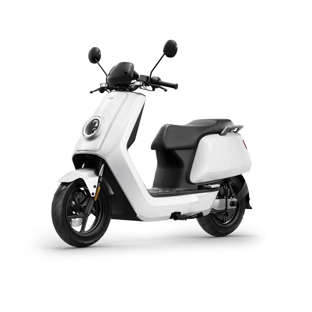 Eleganten bel električni skuter Niu Nqi parkiran, ki prikazuje svojo moderno obliko in značilnosti.