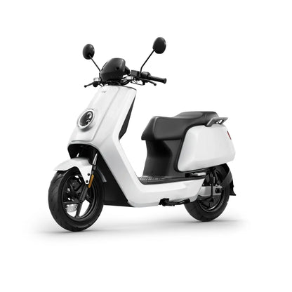 Eleganten bel električni skuter Niu Nqi parkiran, ki prikazuje svojo moderno obliko in značilnosti.