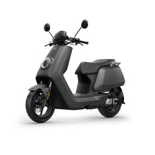 Električni skuter Niu Nqi v elegantnem zelenem dizajnu, ki se ponaša z modernim, minimalističnim slogom.