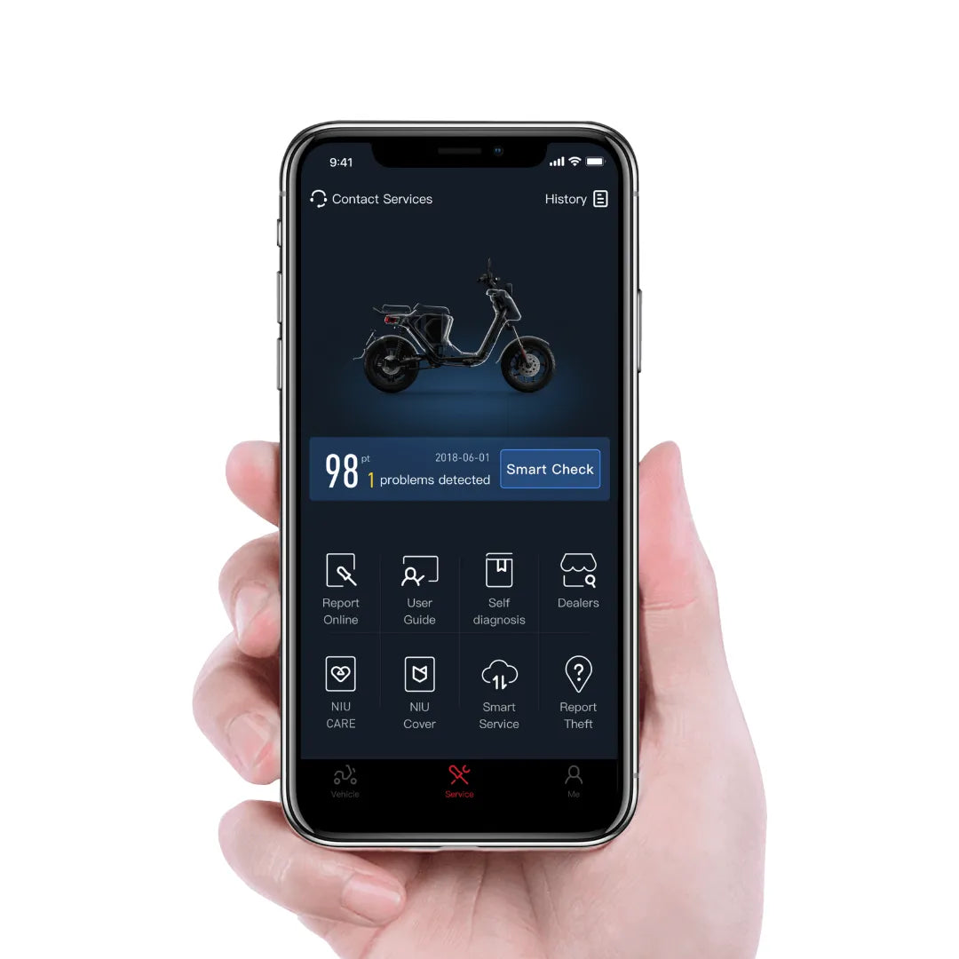 Roka drži pametni telefon, na katerem je prikazan vmesnik aplikacije za električni skuter Niu Uqi GT.
