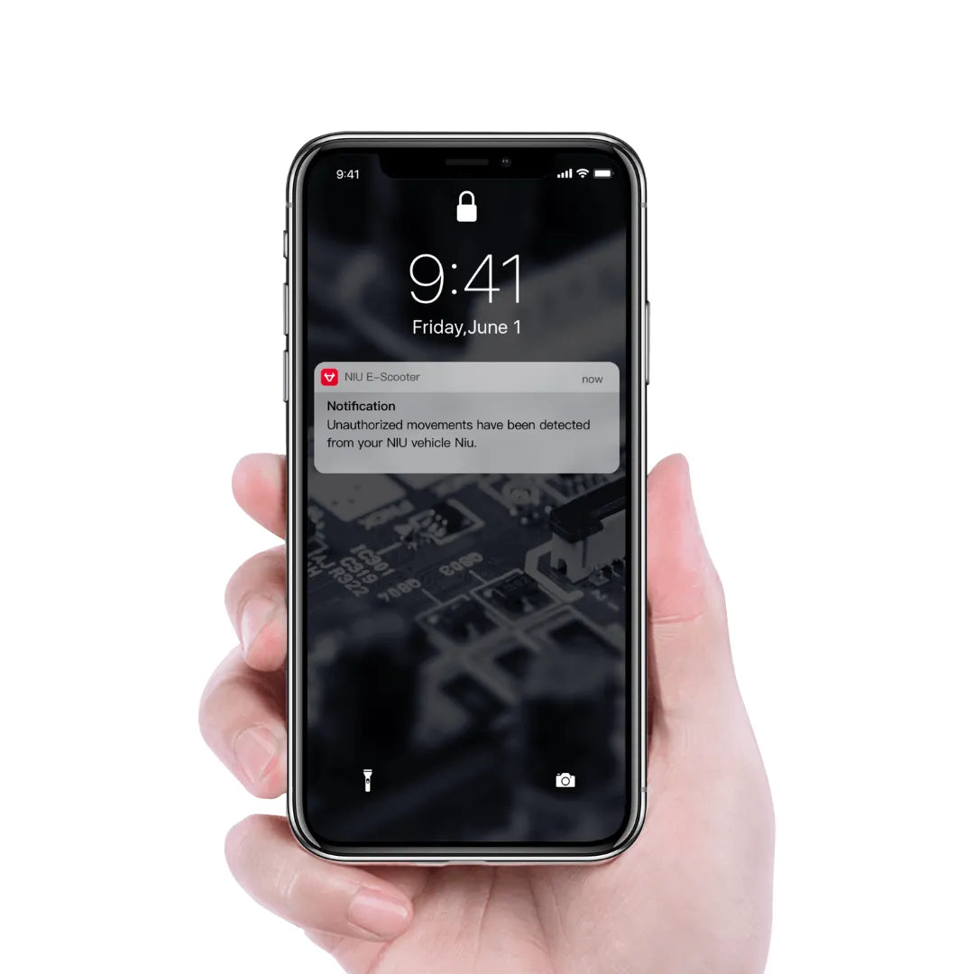 Roka, ki drži pametni telefon z obvestilom za električni skuter Niu Uqi GT.