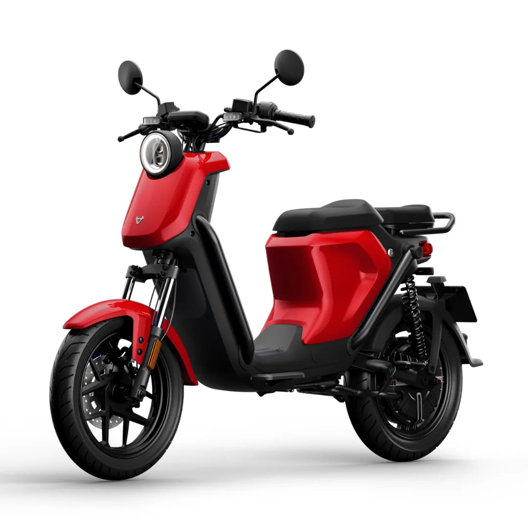 Rdeči električni skuter Niu Uqi GT z elegantno obliko in modernimi funkcijami.