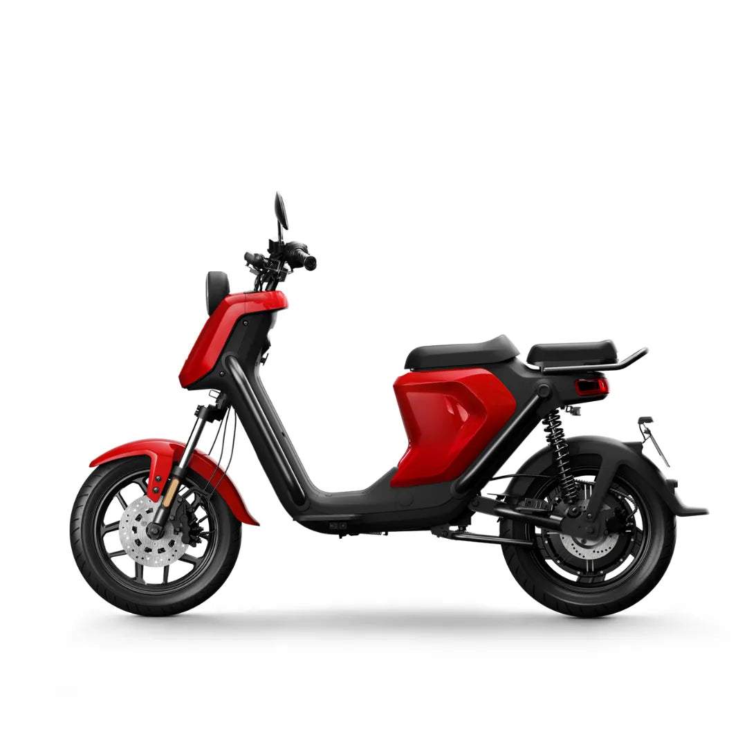 Stranski pogled rdečega električnega skuterja Niu Uqi GT z elegantnim, modernim dizajnom.
