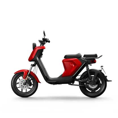 Stranski pogled rdečega električnega skuterja Niu Uqi GT z elegantnim, modernim dizajnom.